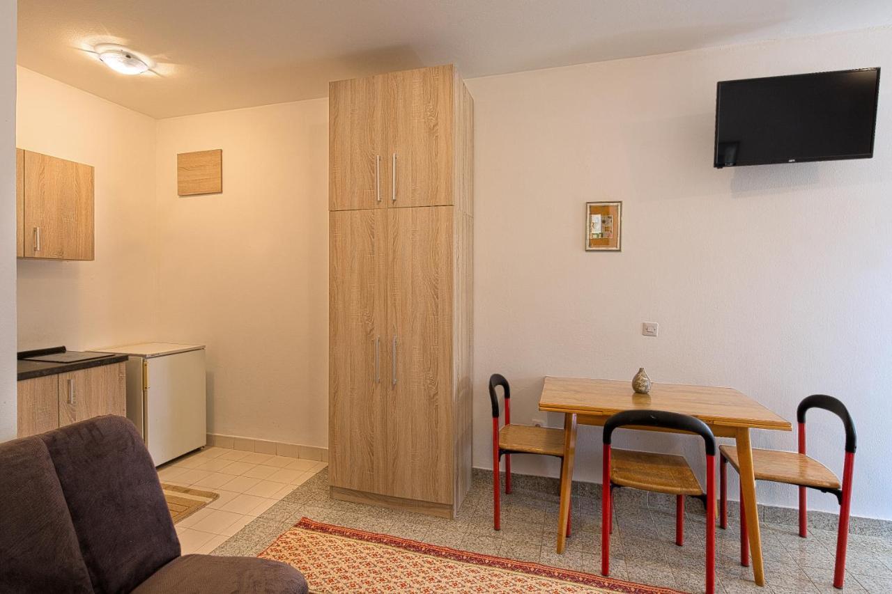 בודווה Guest House Madra מראה חיצוני תמונה